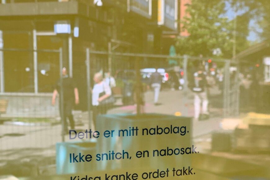 Bakgårsfest, closing of the Agenda teXt - Window exhibition, 22 August 2022, Fotogalleriet, Oslo. Photo: Sakib Saboor/Fotogalleriet